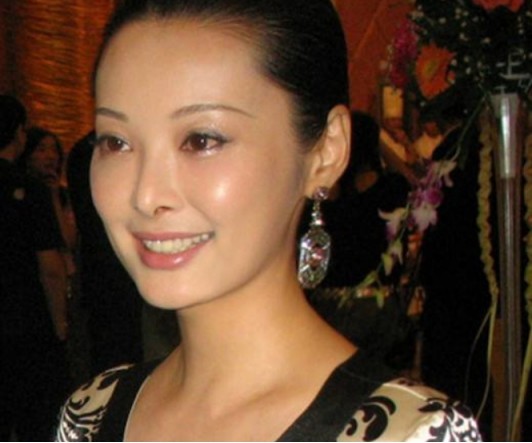 袁立|看看袁立小11岁的现任，再看看其前夫，离婚原因太现实