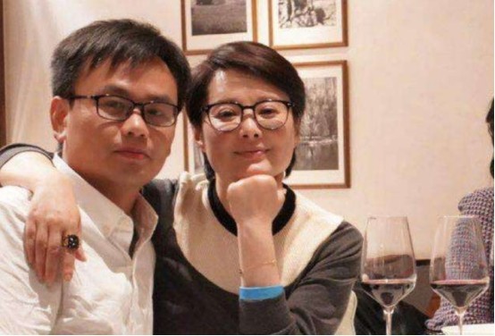 袁立|看看袁立小11岁的现任，再看看其前夫，离婚原因太现实
