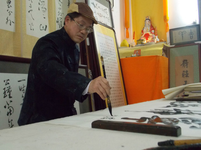 这里就介绍一位江湖书法家,他叫陈龙杰.为什么说他是江湖书法家呢?