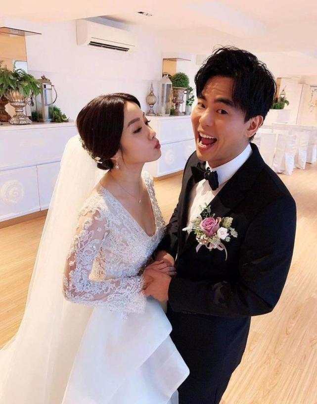 又一男星官宣升级当爸,当年婚礼群星祝福,妻子甜美可人颜值高