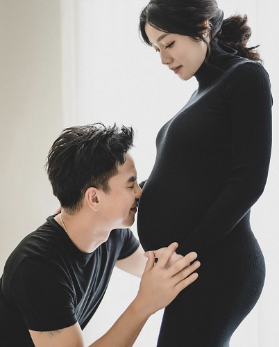 今年3月30日,在两人结婚一周年之际,柯有伦也官宣了妻子怀孕的好消息.