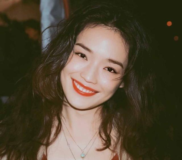 冯德伦|舒淇老公近况曝光！46岁冯德伦胡子花白，与舒淇甜蜜依偎秀恩爱