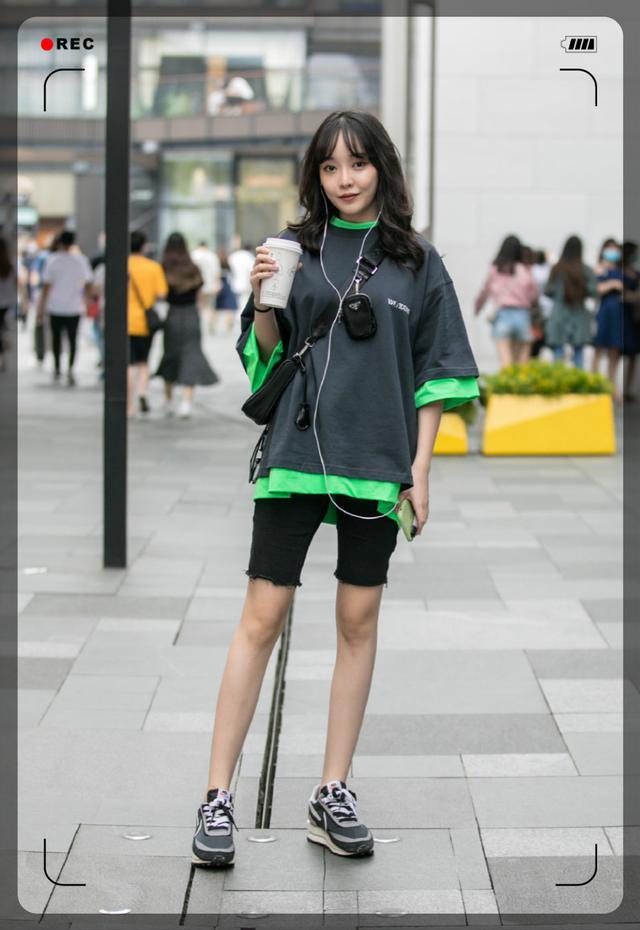比方说穿件短款的t恤搭配骑行裤,露出小蛮腰来,展现完美的身材曲线.