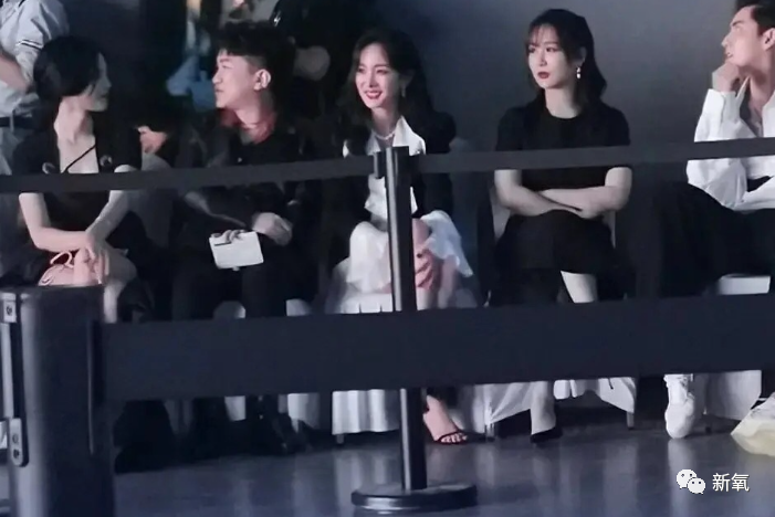 鞠婧祎|杨幂顶秃头微笑营业，鞠婧祎腿歪加增高垫，鹅到底捏住了多少艺人的把柄啊！