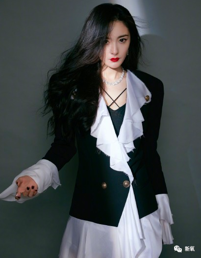 鞠婧祎|杨幂顶秃头微笑营业，鞠婧祎腿歪加增高垫，鹅到底捏住了多少艺人的把柄啊！