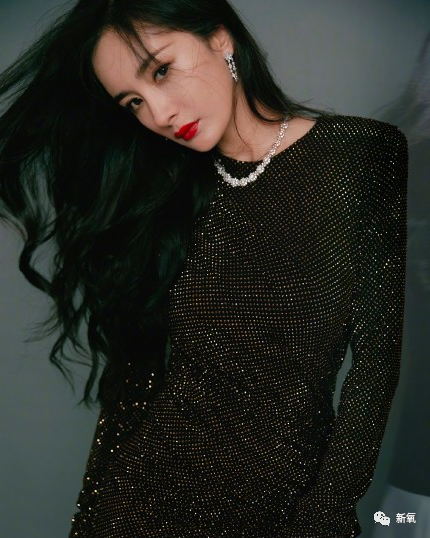 鞠婧祎|杨幂顶秃头微笑营业，鞠婧祎腿歪加增高垫，鹅到底捏住了多少艺人的把柄啊！