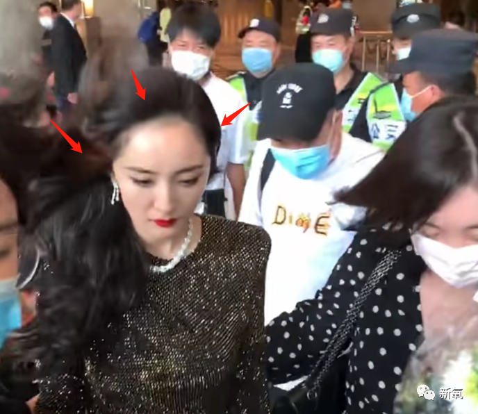 鞠婧祎|杨幂顶秃头微笑营业，鞠婧祎腿歪加增高垫，鹅到底捏住了多少艺人的把柄啊！