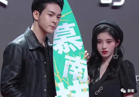 鞠婧祎|杨幂顶秃头微笑营业，鞠婧祎腿歪加增高垫，鹅到底捏住了多少艺人的把柄啊！