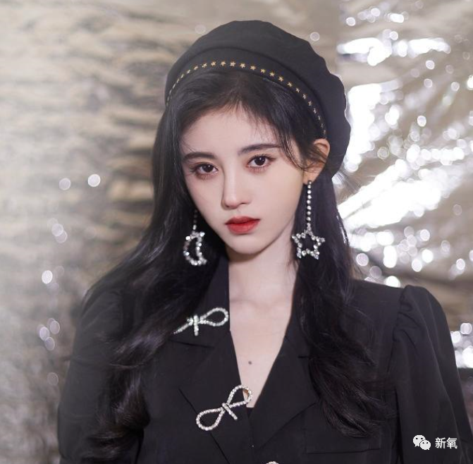 鞠婧祎|杨幂顶秃头微笑营业，鞠婧祎腿歪加增高垫，鹅到底捏住了多少艺人的把柄啊！