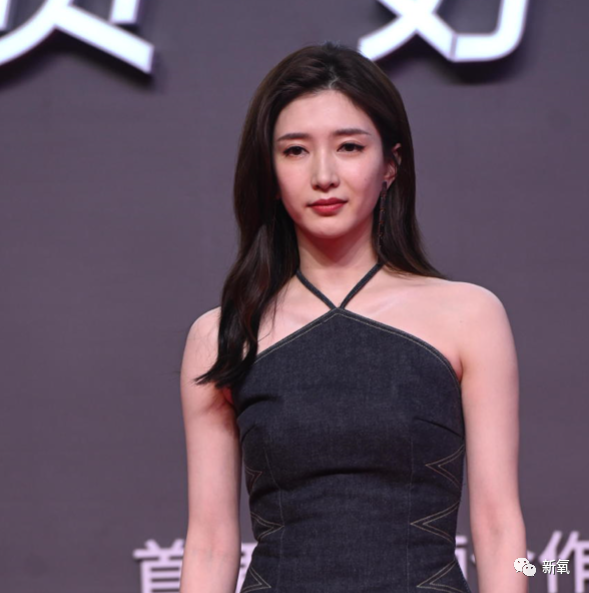 鞠婧祎|杨幂顶秃头微笑营业，鞠婧祎腿歪加增高垫，鹅到底捏住了多少艺人的把柄啊！