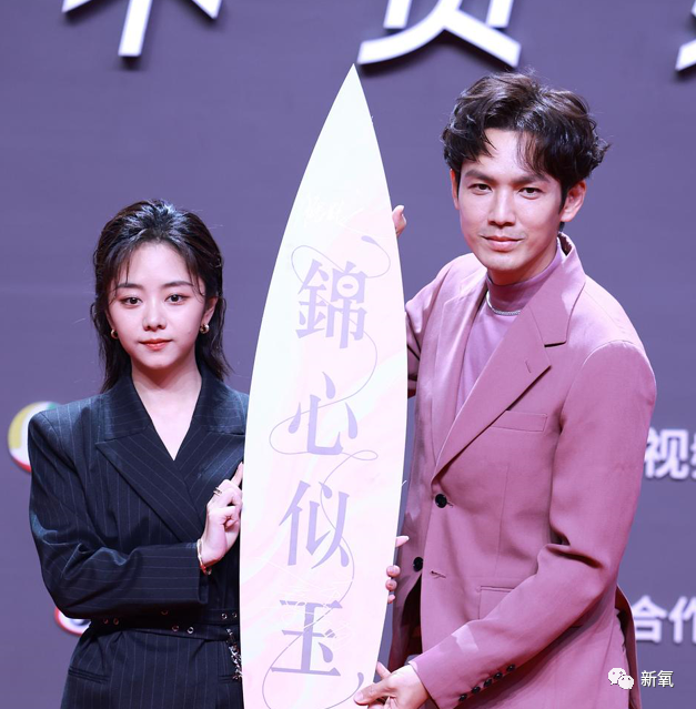 鞠婧祎|杨幂顶秃头微笑营业，鞠婧祎腿歪加增高垫，鹅到底捏住了多少艺人的把柄啊！