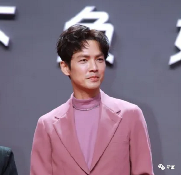 鞠婧祎|杨幂顶秃头微笑营业，鞠婧祎腿歪加增高垫，鹅到底捏住了多少艺人的把柄啊！