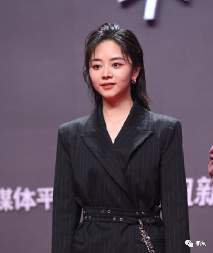 鞠婧祎|杨幂顶秃头微笑营业，鞠婧祎腿歪加增高垫，鹅到底捏住了多少艺人的把柄啊！