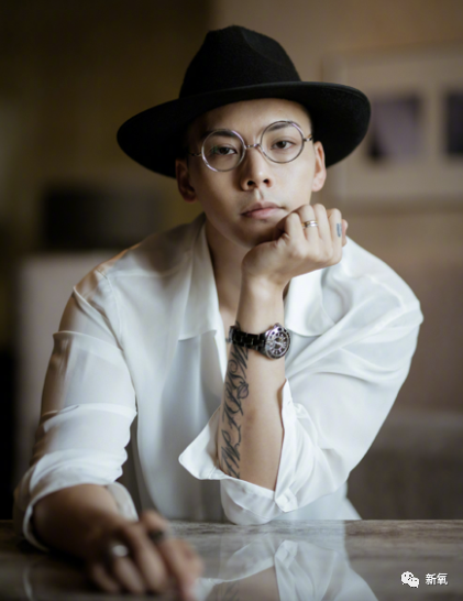 鞠婧祎|杨幂顶秃头微笑营业，鞠婧祎腿歪加增高垫，鹅到底捏住了多少艺人的把柄啊！