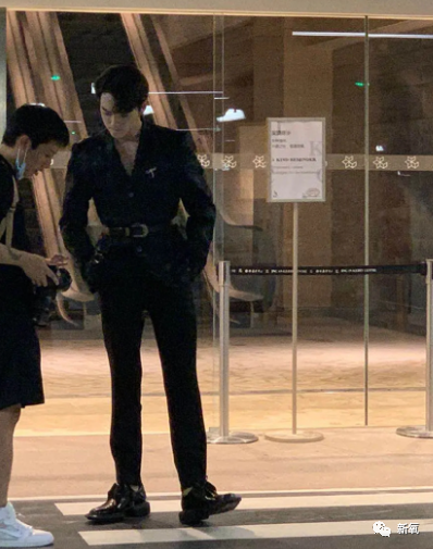 鞠婧祎|杨幂顶秃头微笑营业，鞠婧祎腿歪加增高垫，鹅到底捏住了多少艺人的把柄啊！