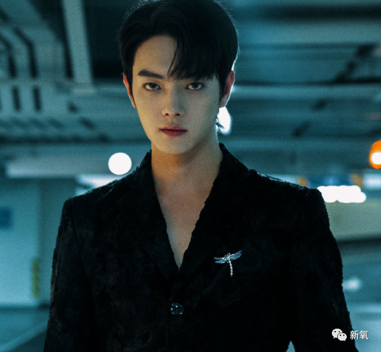 鞠婧祎|杨幂顶秃头微笑营业，鞠婧祎腿歪加增高垫，鹅到底捏住了多少艺人的把柄啊！