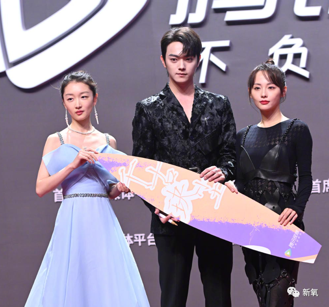 鞠婧祎|杨幂顶秃头微笑营业，鞠婧祎腿歪加增高垫，鹅到底捏住了多少艺人的把柄啊！