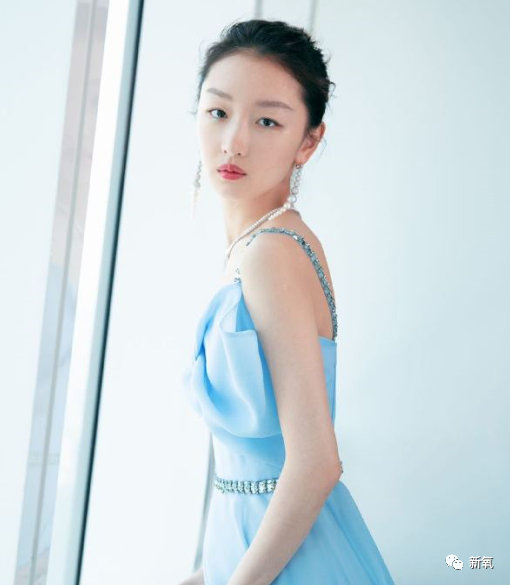 鞠婧祎|杨幂顶秃头微笑营业，鞠婧祎腿歪加增高垫，鹅到底捏住了多少艺人的把柄啊！