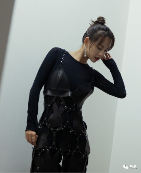 鞠婧祎|杨幂顶秃头微笑营业，鞠婧祎腿歪加增高垫，鹅到底捏住了多少艺人的把柄啊！