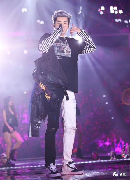 鞠婧祎|杨幂顶秃头微笑营业，鞠婧祎腿歪加增高垫，鹅到底捏住了多少艺人的把柄啊！