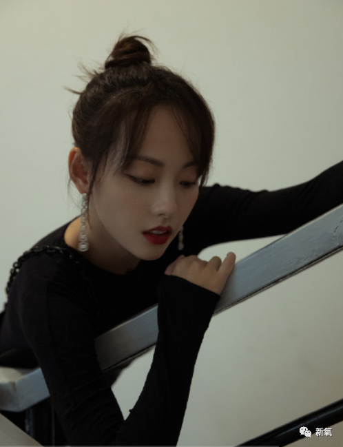 鞠婧祎|杨幂顶秃头微笑营业，鞠婧祎腿歪加增高垫，鹅到底捏住了多少艺人的把柄啊！