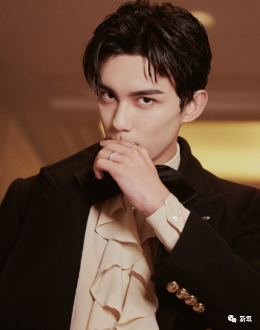 鞠婧祎|杨幂顶秃头微笑营业，鞠婧祎腿歪加增高垫，鹅到底捏住了多少艺人的把柄啊！