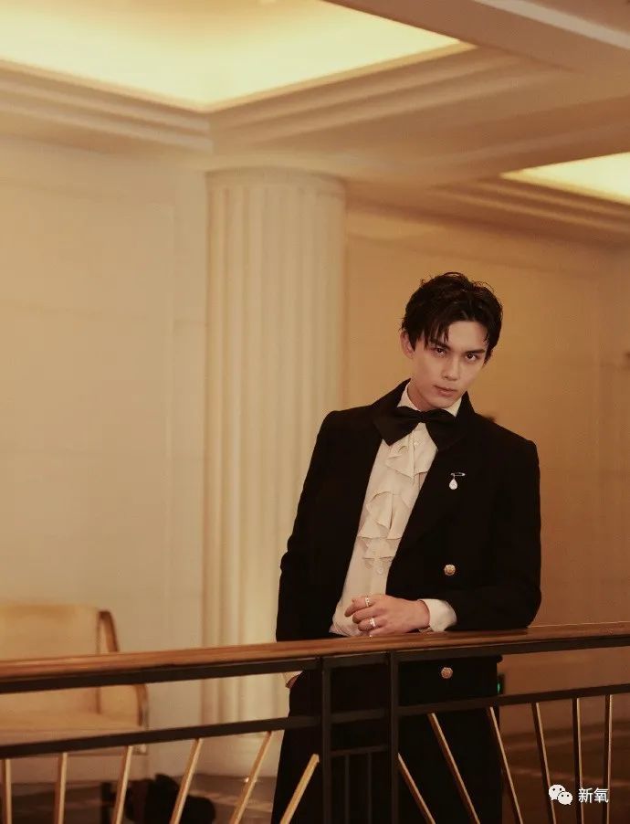 鞠婧祎|杨幂顶秃头微笑营业，鞠婧祎腿歪加增高垫，鹅到底捏住了多少艺人的把柄啊！