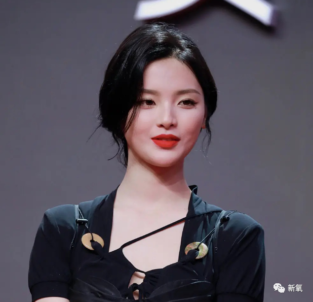 鞠婧祎|杨幂顶秃头微笑营业，鞠婧祎腿歪加增高垫，鹅到底捏住了多少艺人的把柄啊！