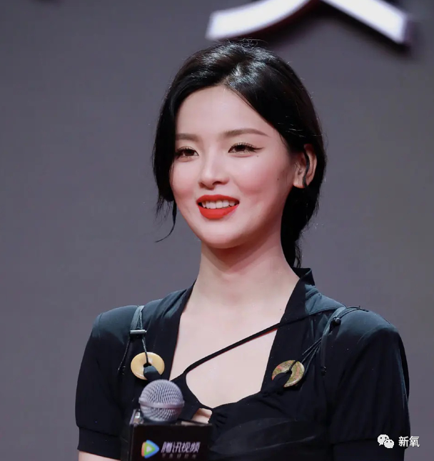 鞠婧祎|杨幂顶秃头微笑营业，鞠婧祎腿歪加增高垫，鹅到底捏住了多少艺人的把柄啊！