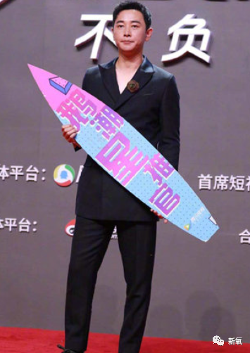 鞠婧祎|杨幂顶秃头微笑营业，鞠婧祎腿歪加增高垫，鹅到底捏住了多少艺人的把柄啊！