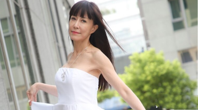 罗霈颖|悲痛！59岁罗霈颖被曝猝死，不婚不生专挑小鲜肉，曾恋小26岁情郎