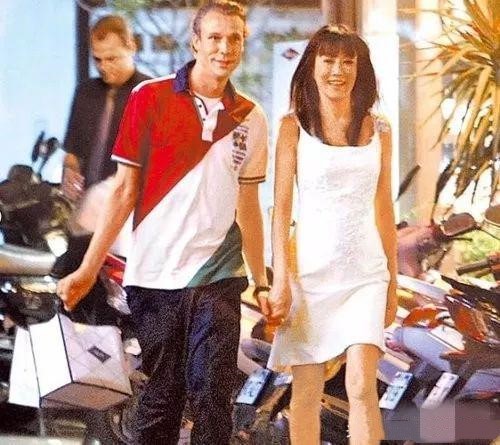 罗霈颖|悲痛！59岁罗霈颖被曝猝死，不婚不生专挑小鲜肉，曾恋小26岁情郎