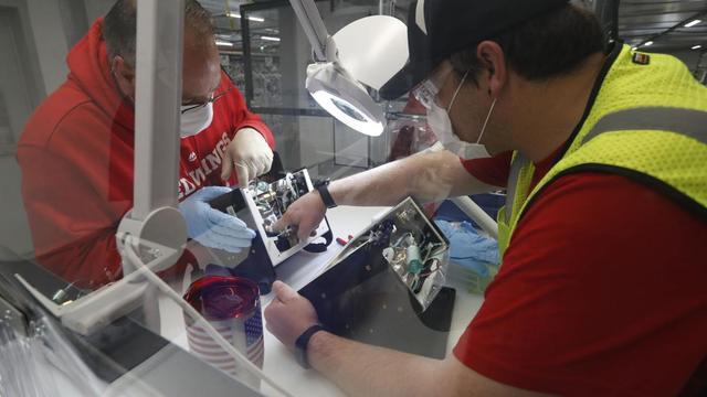 特朗普|声称把美国人利益放首位，特朗普上演真人秀炒掉雇外国工人的高管