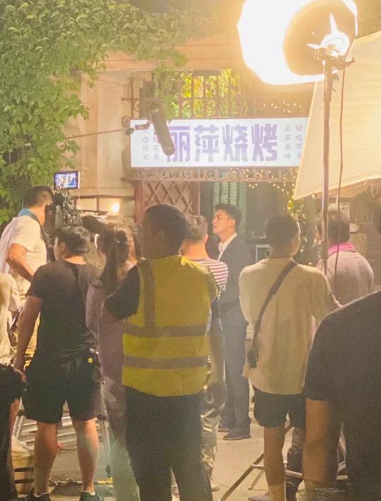 林更新|林更新拍戏最新路透曝光！身穿西装尽显好身材