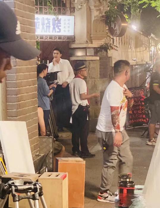 林更新|林更新拍戏最新路透曝光！身穿西装尽显好身材