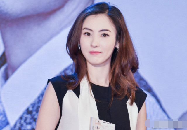 张柏芝|张柏芝被追讨千万，港媒直击其母开网约车谋生，订单惨淡愁容满面