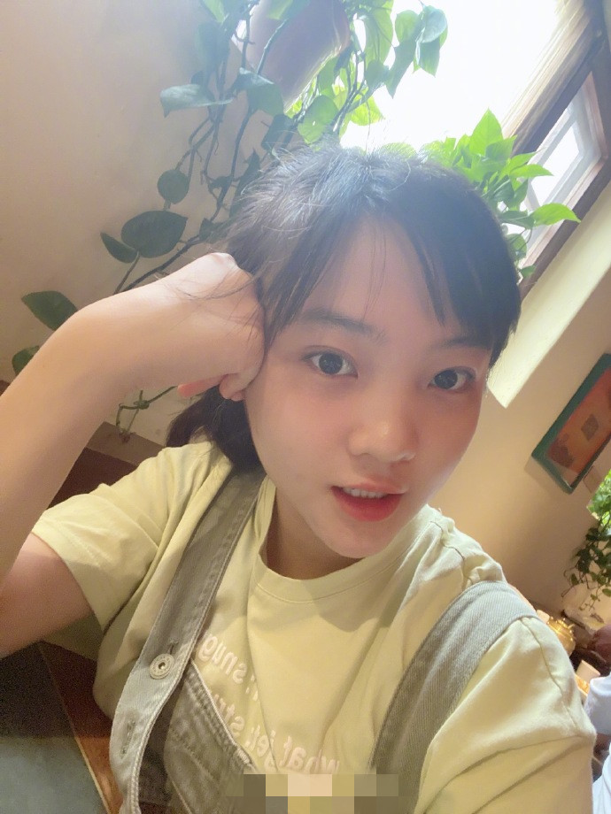 林妙可久违分享自拍美照,怼脸秀素颜超自信,元气满满好似中学生