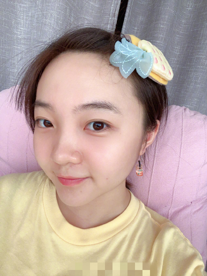 林妙可久违分享自拍美照怼脸秀素颜超自信元气满满好似中学生