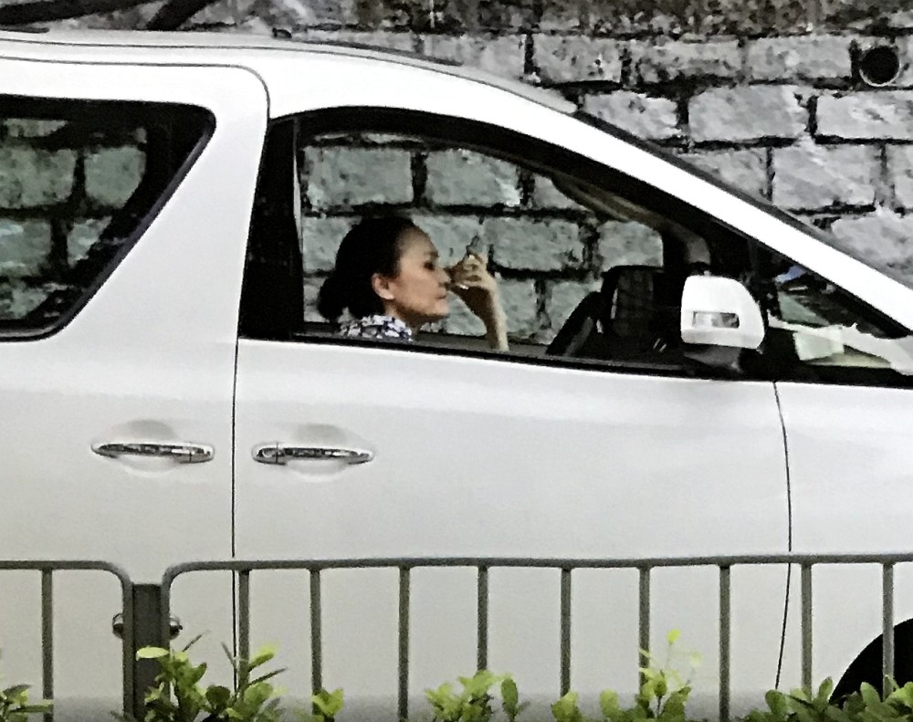 张柏芝|张柏芝被追讨千万，港媒直击其母开网约车谋生，订单惨淡愁容满面