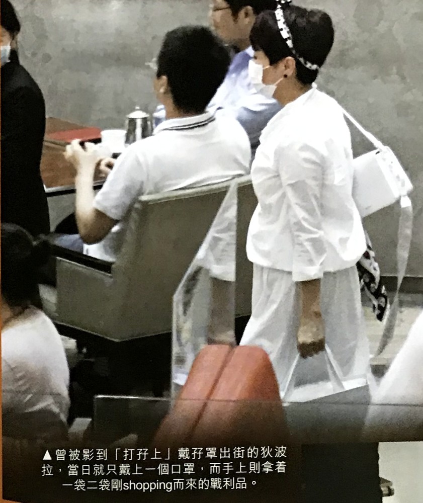 张柏芝|张柏芝被追讨千万，港媒直击其母开网约车谋生，订单惨淡愁容满面