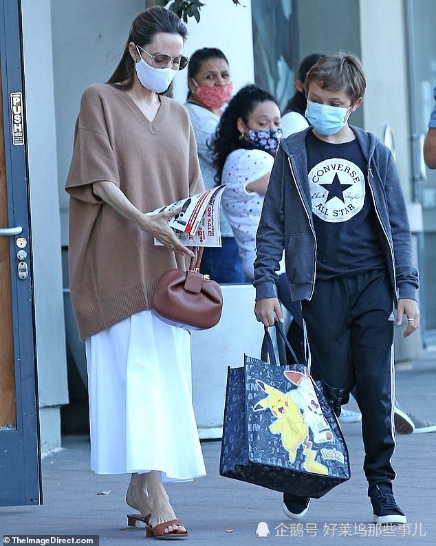 安吉丽娜·朱莉|朱莉罕见带儿子诺克斯上街 小臂青筋暴露健康状况令人担忧