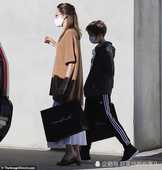安吉丽娜·朱莉|朱莉罕见带儿子诺克斯上街 小臂青筋暴露健康状况令人担忧