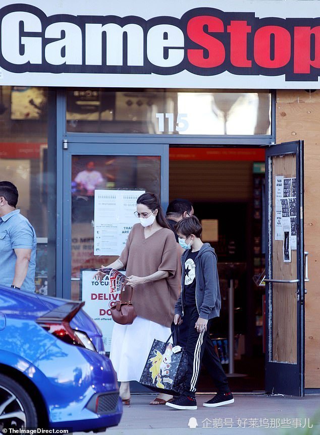 安吉丽娜·朱莉|朱莉罕见带儿子诺克斯上街 小臂青筋暴露健康状况令人担忧