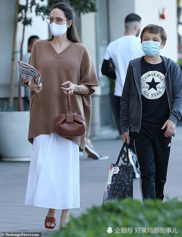 安吉丽娜·朱莉|朱莉罕见带儿子诺克斯上街 小臂青筋暴露健康状况令人担忧