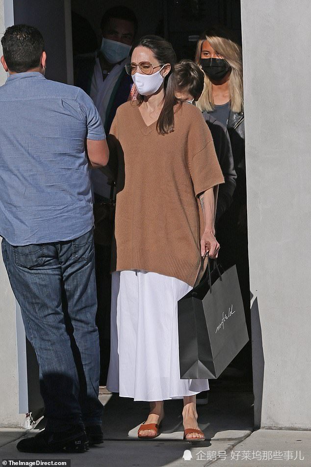 安吉丽娜·朱莉|朱莉罕见带儿子诺克斯上街 小臂青筋暴露健康状况令人担忧