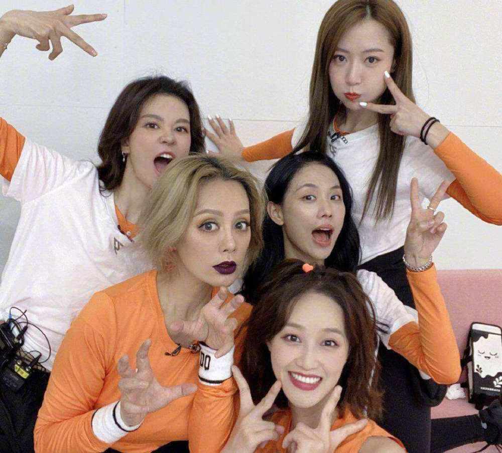 蓝盈莹|蓝盈莹穿露脐装现身机场！性感打扮惹众人拍照，外冷内热超有爱