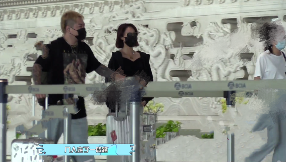 蓝盈莹|蓝盈莹穿露脐装现身机场！性感打扮惹众人拍照，外冷内热超有爱