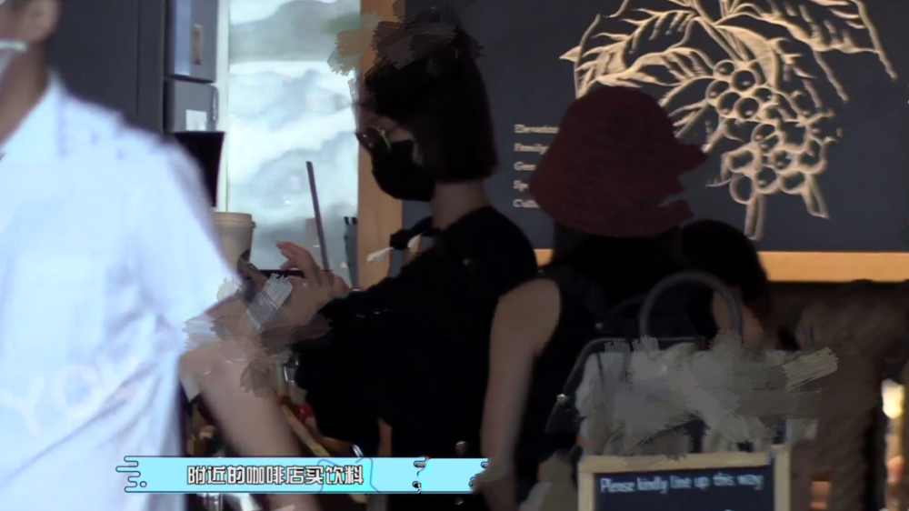 蓝盈莹|蓝盈莹穿露脐装现身机场！性感打扮惹众人拍照，外冷内热超有爱