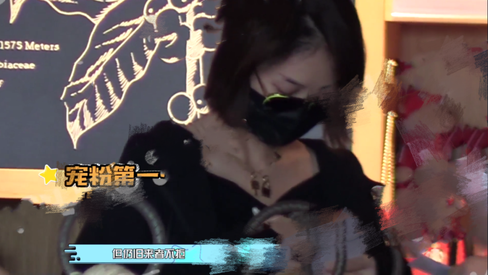 蓝盈莹|蓝盈莹穿露脐装现身机场！性感打扮惹众人拍照，外冷内热超有爱