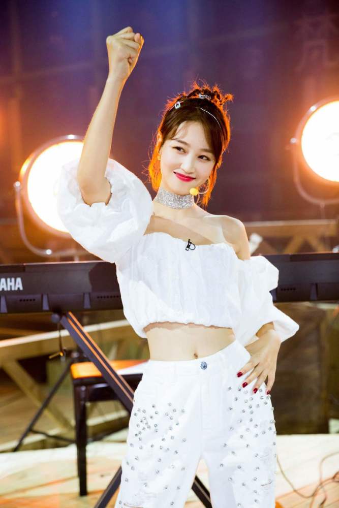 蓝盈莹|蓝盈莹穿露脐装现身机场！性感打扮惹众人拍照，外冷内热超有爱